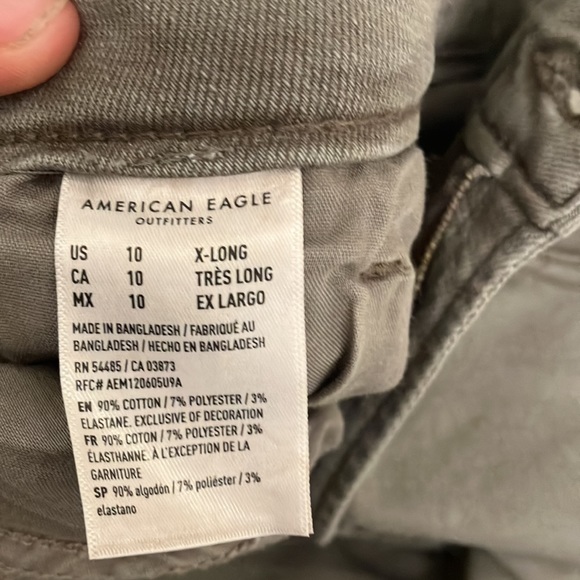 2/30 AE Mom Jeans - Picture 3 of 4